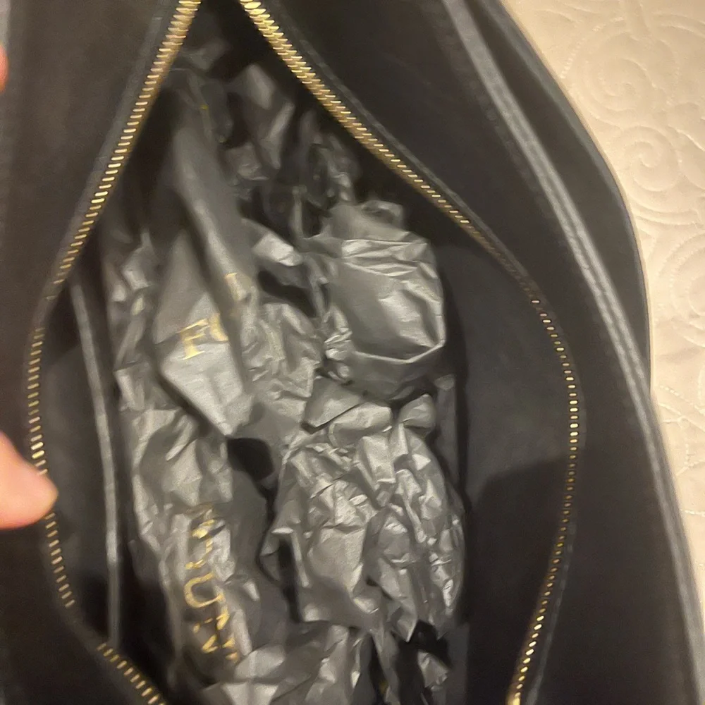 Fount Kinsley with crossbody strap and dust bag.  Excellent condition, Gorgeous. - Picture 3 of 5